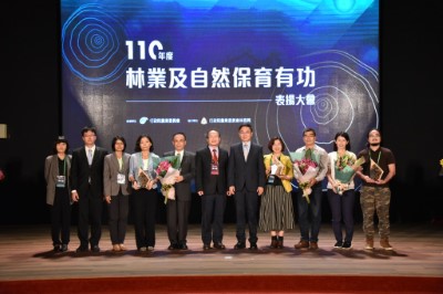 台南市調查局、黃副主任委員、林華慶局長、瑞峰國小、野灣野生動物保育協會大合照(左至右)