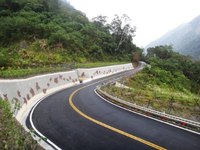 奧萬大聯外道路沿線風景