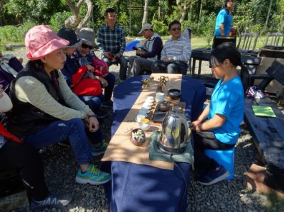 4.茶會現場由新發國小小朋友替來賓泡茶及介紹山茶