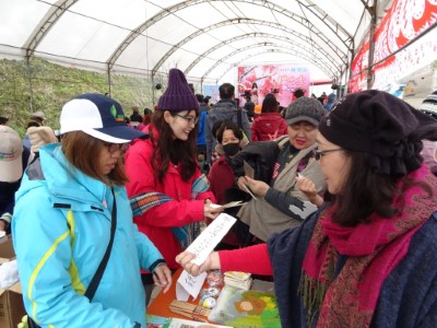 1.民眾參與宣導攤位的有獎徵答活動