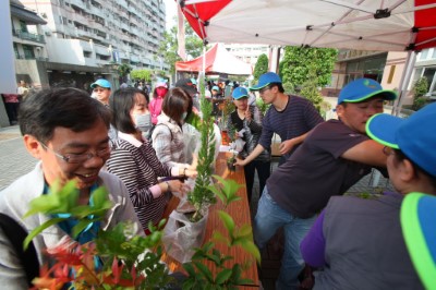 贈苗活動民眾反應熱烈