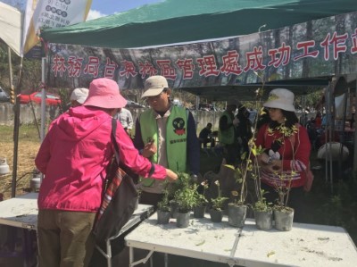 一手提香丁 一手種樹苗 攜手共造美幽谷！！