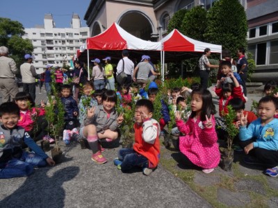 上以唐幼兒園的小朋友與苗木開心合照