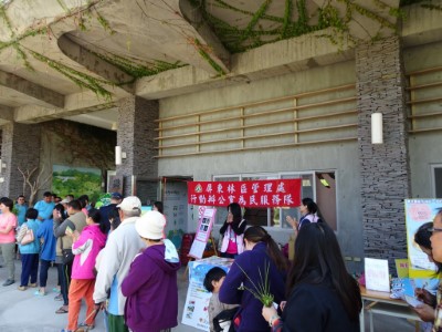 民眾拔除外來植物等待換取樹苗
