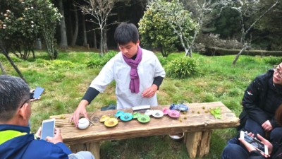 小小茶藝師專注泡茶不馬虎