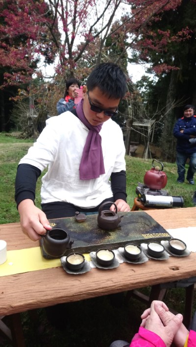 小小茶藝師泡茶細緻專注