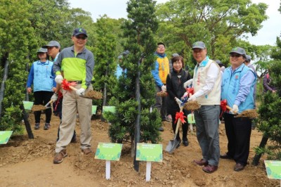 新竹林管處副處長黃群修與新竹縣政府秘書長蔡榮光共同植樹(攝影-彭馨儀)