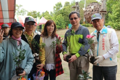 新竹林管處副處長黃群修與新竹縣政府秘書長蔡榮光贈苗予民眾(攝影-彭馨儀)