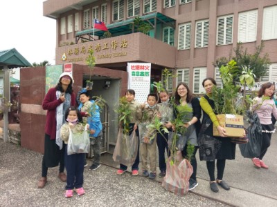 手拿發票捐公益，綠樹紅花「贈」正好