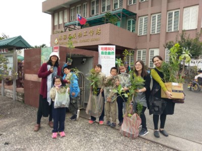 手拿發票捐公益，綠樹紅花「贈」正好