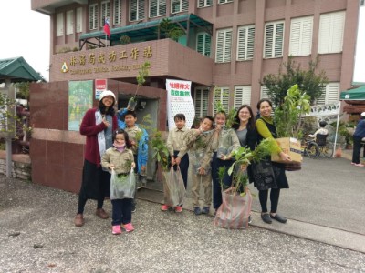 手拿發票捐公益，綠樹紅花「贈」正好