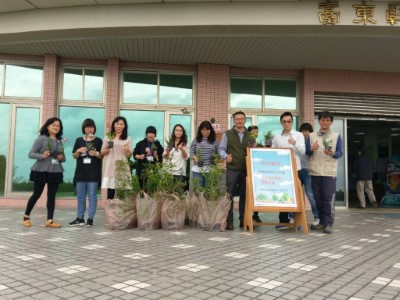 手拿發票捐公益，綠樹紅花「贈」正好