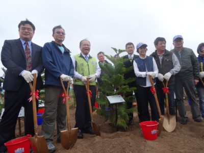 縣長、屏東林管處張偉顗處長(左二)、澎科大翁進坪校長(左一)、議長及與會來賓共同植樹