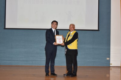 03林華慶局長致贈國際扶輪社3523朱建榮總監感謝狀