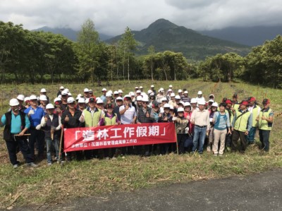 趁春暖花開造林適宜時節，光復鄉鄉親、台糖公司同仁及林區管理處員工，一起種植平地常見的原生樹種—相思樹1