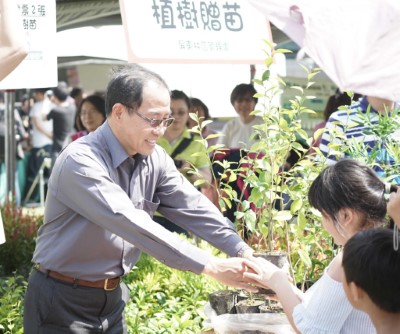 02廖一光副局長贈送第一棵樹苗