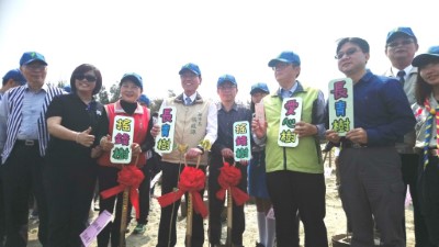 與會來賓一起種下搖錢、長青、愛心樹