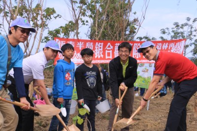 與小朋友共同植樹