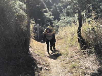 游姓山友由新竹林區管理處九九山莊人員范世賢背負至九九山莊(攝影者-羅時凡)