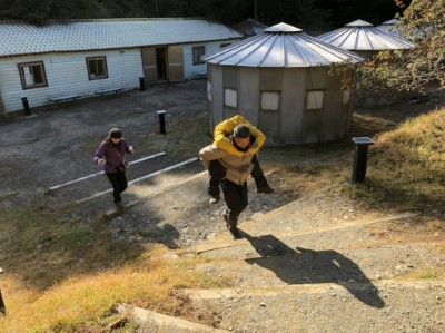 游姓山友由新竹林區管理處九九山莊人員范世賢背負至九九山莊-1(攝影者-羅時凡)