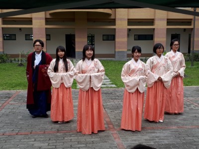 人社學院東吟詩社唱詠有關春天詩詞，的「客至」、「鳥鳴澗」及「春夜春雨」三首詩歌