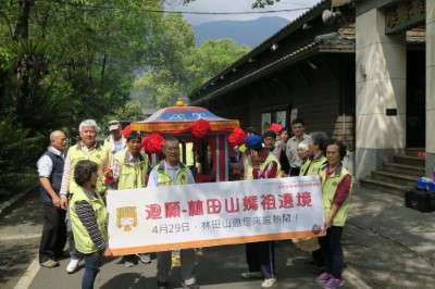 由展示館中移出媽祖鑾轎