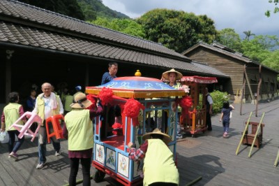 居民為媽祖遶境活動事先清理神轎