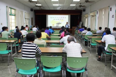 原專座向同仁講解