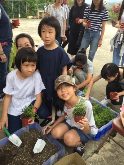 小朋友開心製作小苗森林盆栽