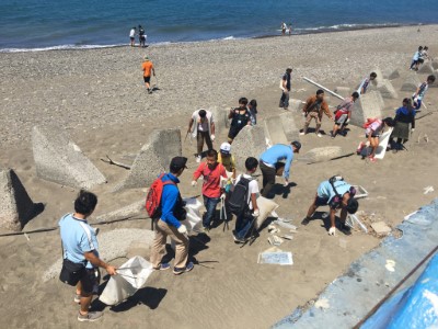 獅子國中、楓港國小及一般民眾一同在豔陽天下捲起衣袖淨灘去