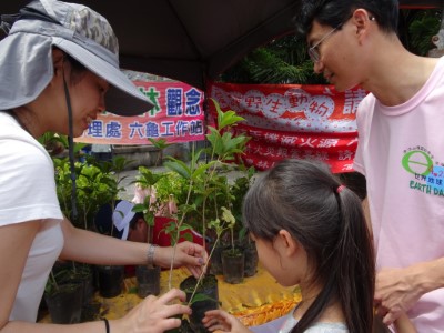 1.工作站同仁教導領苗民眾、小朋友如何照顧苗木