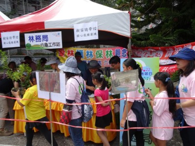 2.民眾排隊領苗，熱烈響應種樹愛地球