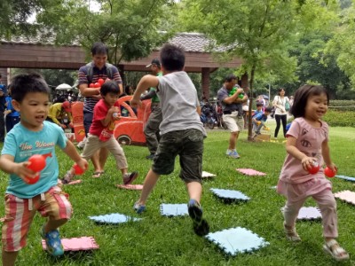 參加學員模擬螃蟹媽媽護幼過馬路的辛苦