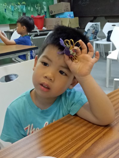 小小學員展示自己做完的DIY吊飾