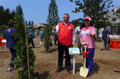 馬公市葉竹林市長與屏東林區管理處許碧如副處長植樹後合影