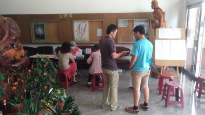 屏東處同仁及民眾排隊健康檢查及諮詢-1