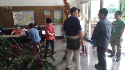 屏東處同仁及民眾排隊健康檢查及諮詢-2