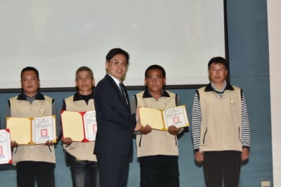 107年3月21日林務局局長林華慶頒發優秀護管員獎項給南投林區管理處丹大工作站技術士金國和