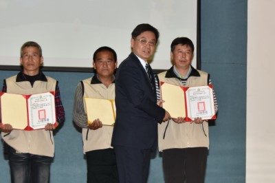 107年3月21日林務局局長林華慶頒發優秀護管員獎項給南投林區管理處水里工作站技術士詹益照