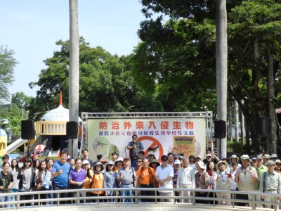 在地居民、志工及學校同學共同參與移除活動