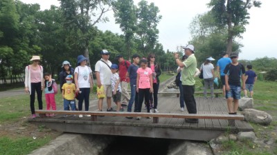 參加民眾在園區二峰圳體驗區認真聆聽二峰圳的設計原理