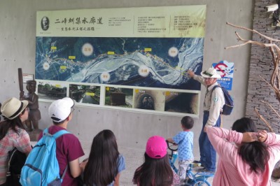 國家森林志工精彩的介紹二峰圳各項設施的座落位置
