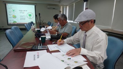複審會議林管處邀集林業專家及國內知名攝影大師陳敏明老師、美產及設計界的學者林昶戎教授及知名畫家林勝賢老師擔任評審