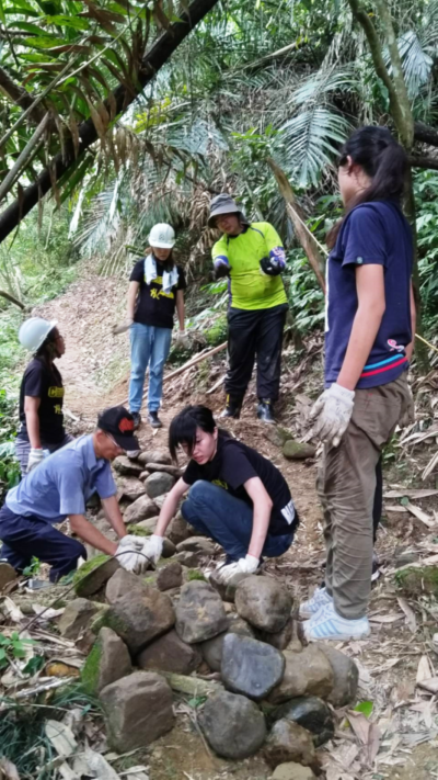 手作步道就地取材