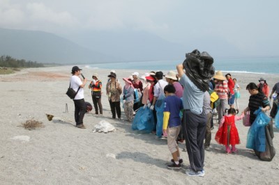 於七星潭北側編號第2618號防風保安林(海岸林)海灘上進行淨灘行動