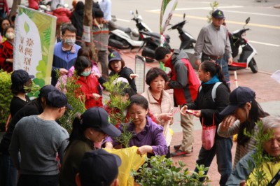 愛心發散，民眾踴躍捐發票換樹苗。