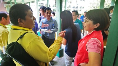 嘉義林管處長黃妙修(右)與森鐵員工勞方王裕凱(左)說明移撥相關問題
