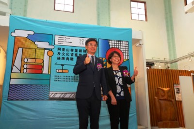 林務局長林華慶(左)佈達首任林鐵及文資處長黃妙修(右)