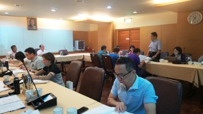 嘉義林管處張岱處長主持會議中，政風主任盛炳淞向同仁講解廉政案例