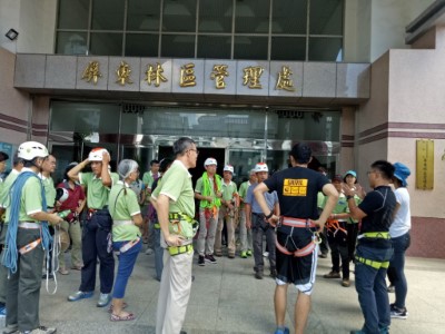 圖解1教練講授野外急救的操作技能